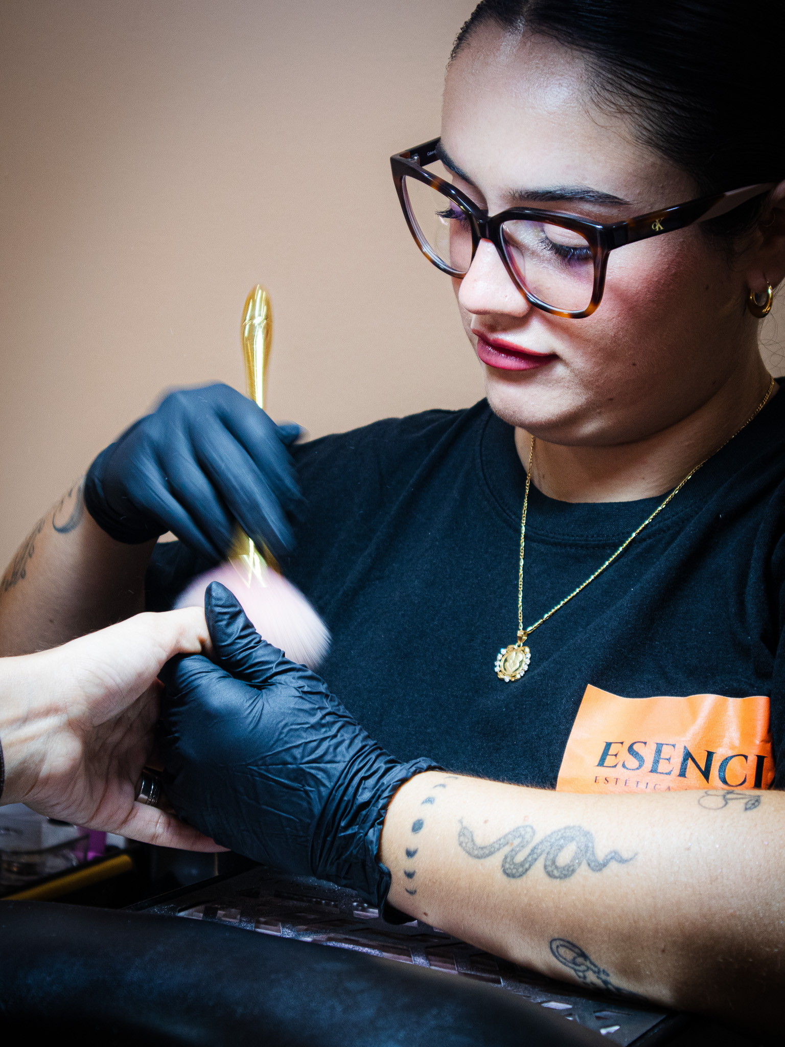 manicura-semipermanente-esencia-estetica-base-de-refuerzo manicura-semipermanente-esencia-estetica-base-de-refuerzo